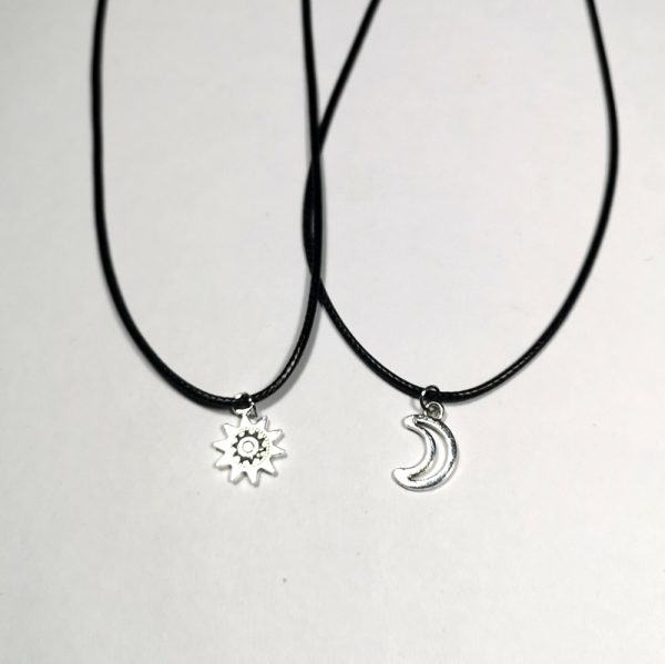 Cuplu celest Soarele si Luna - pandantive din metal pe siret negru