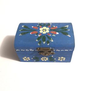 Cufăr din lemn, pictat manual, cu motive populare - albastru deschis
