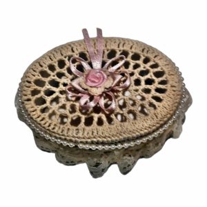 Cutie decorată cu macrame - ovală