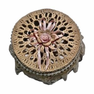 Cutie decorată cu macrame - rotundă