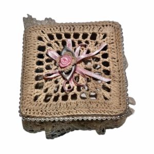 Cutie decorată cu macrame - pătrată